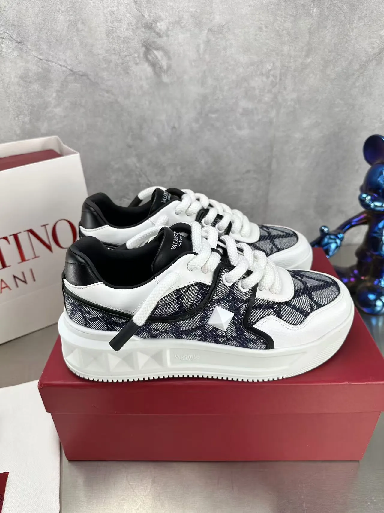👟👟Ex-factory price 640👟👟 🔺Valentino🔺Valentino new casual shoes 2023 latest model hot style for catwalk couples, thick shoelaces, the same style as Elsa Hosk, Zhang Yixing, Guan Xiaotong and many other stars 🔥 Top version + lasting process, full oil edge on the upper. Fabric: Customized cowhide + cowhide lining with breathable mesh. Outsole: original molded TPU thickened outsole. Size for women is 35-40. Men’s size is 39-45.
